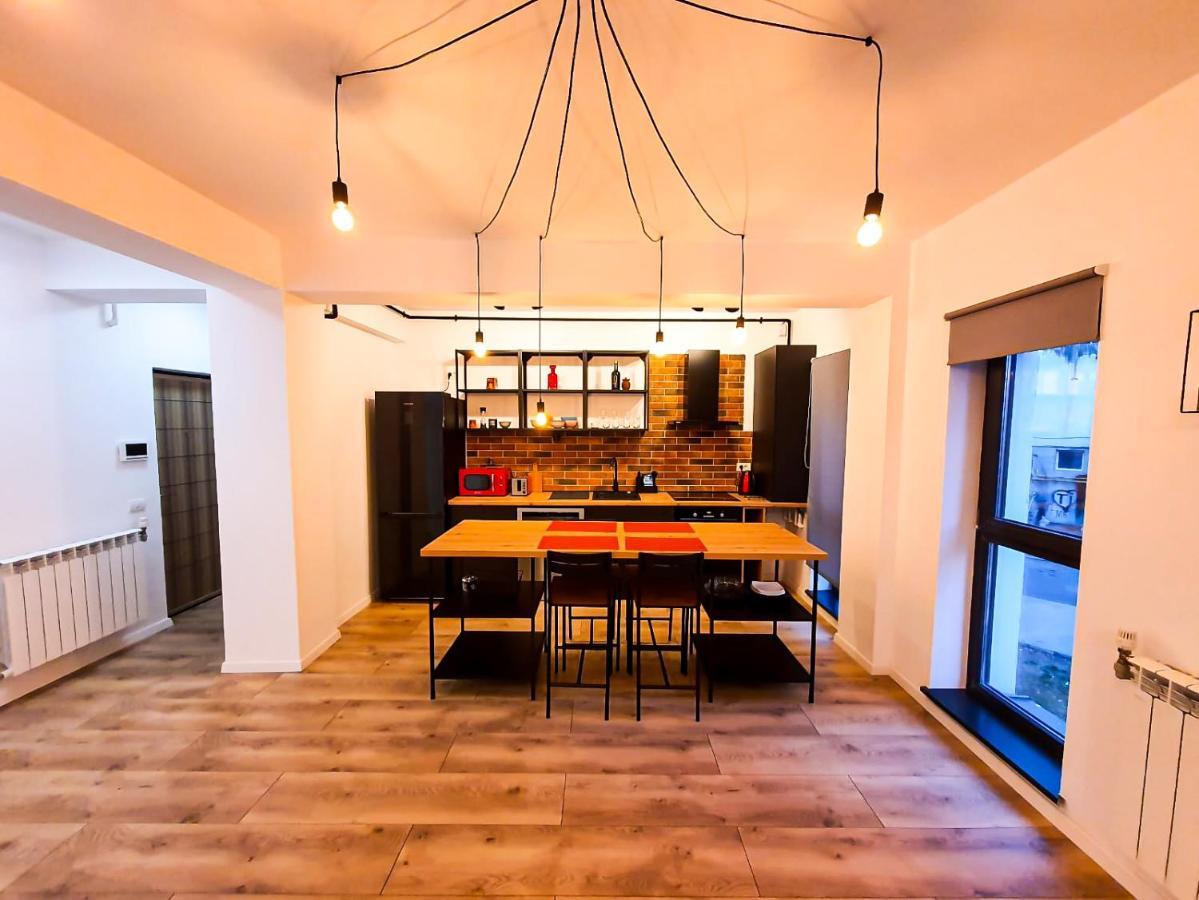 Urban Retreat: Industrial Chic 1Br Ap - Heart Of Bucharest Apartment Exterior foto