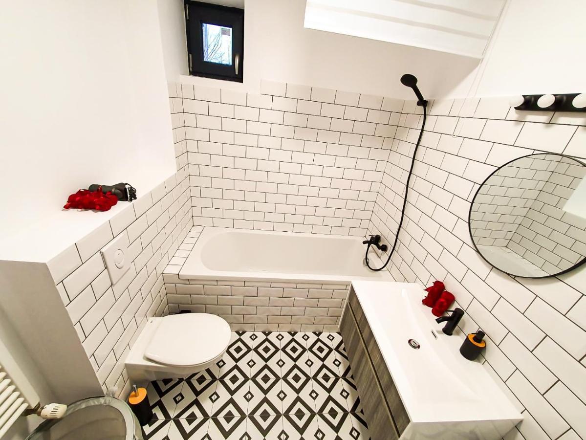 Urban Retreat: Industrial Chic 1Br Ap - Heart Of Bucharest Apartment Exterior foto